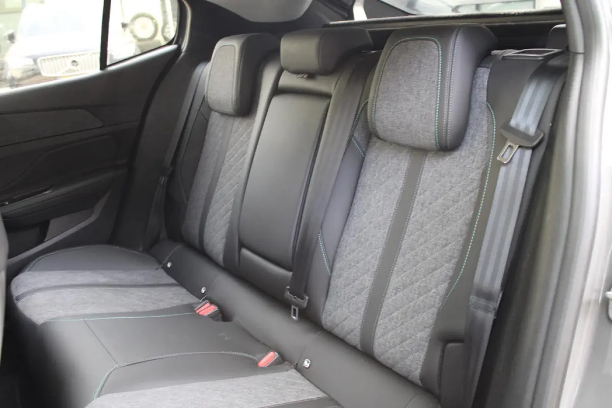 Peugeot 408 1.2 PureTech 130 EAT8, foto 9 van 16